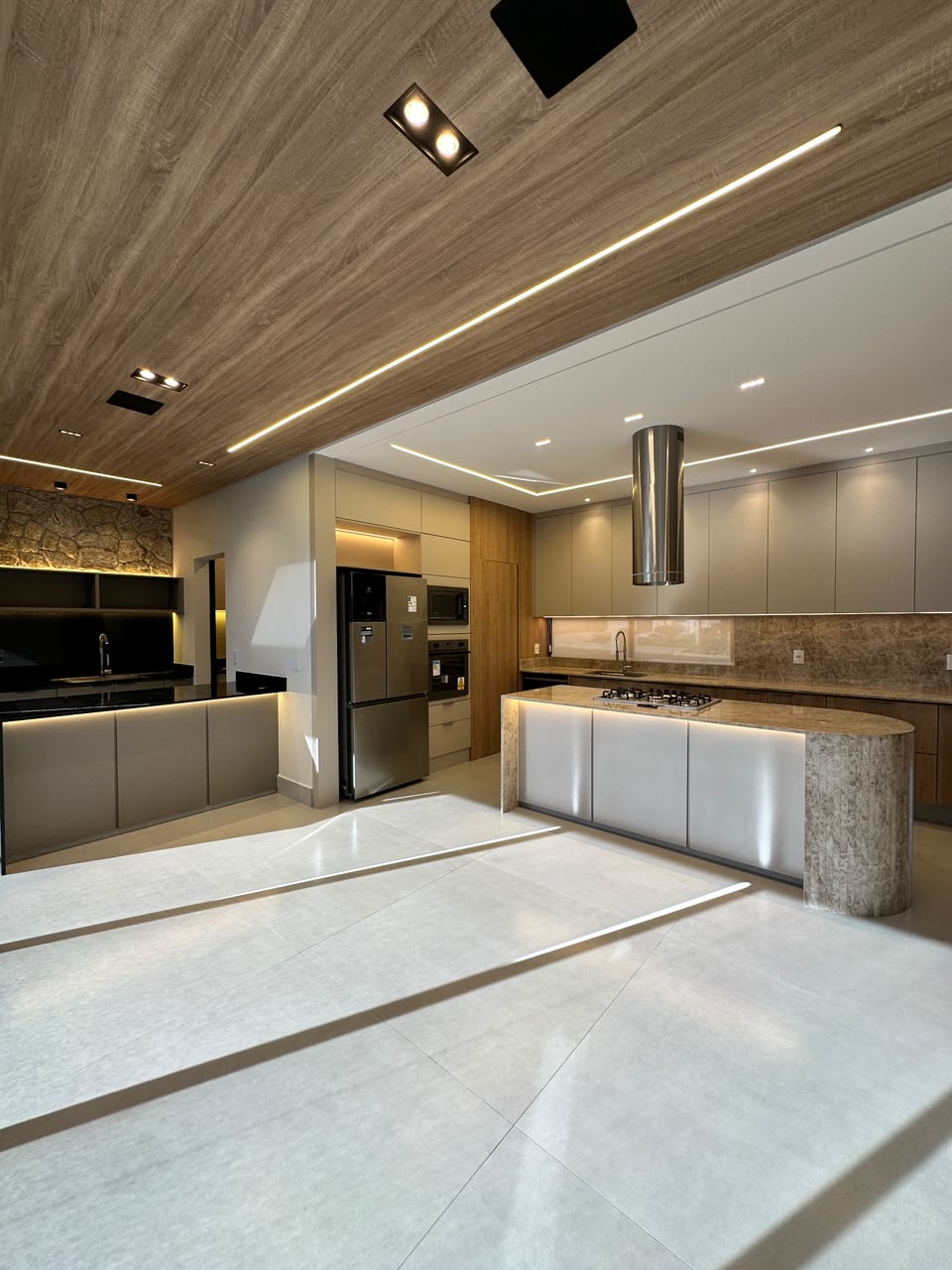 Cozinha linda, moderna, ampla e integrada a sala